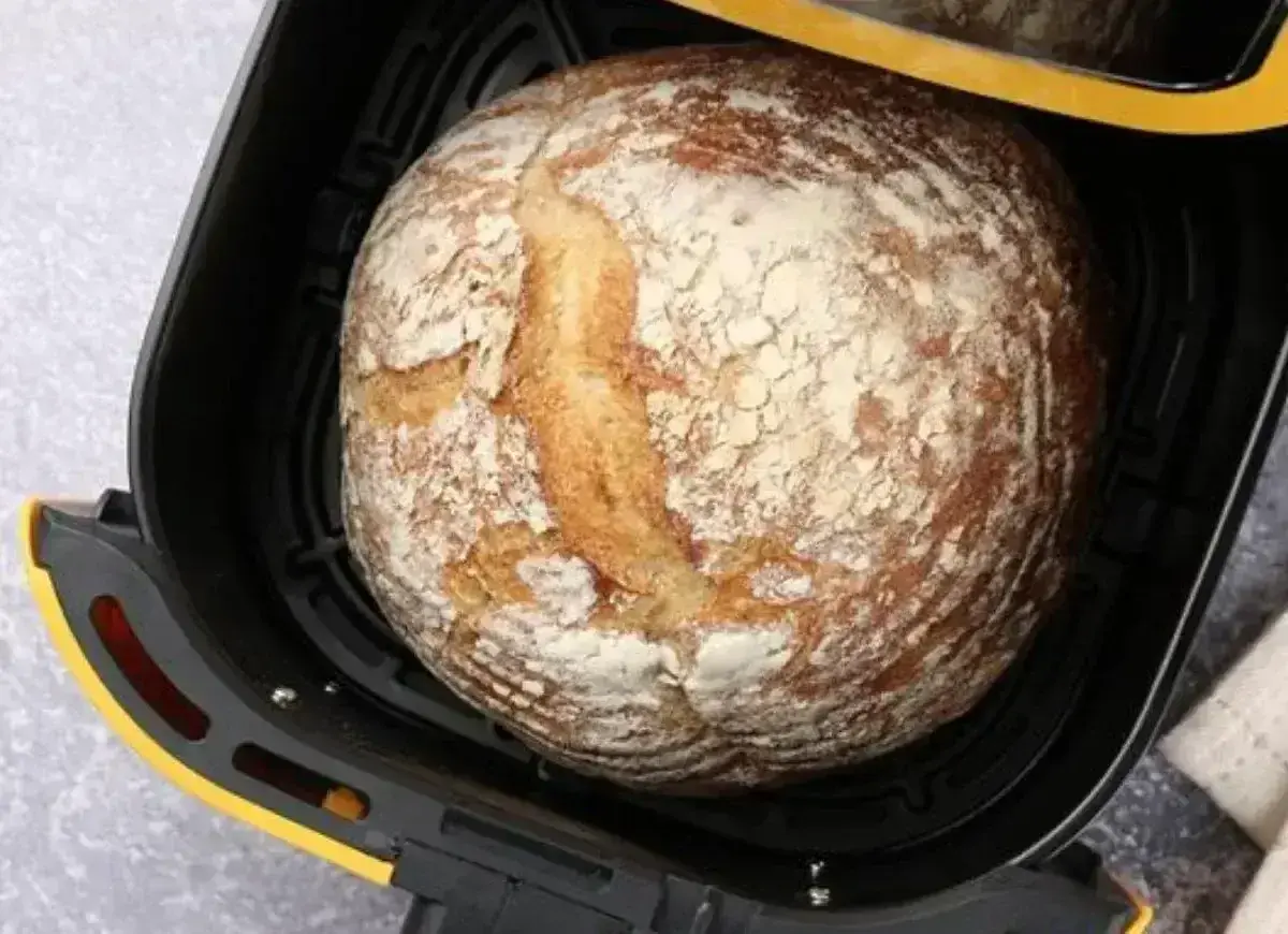Apetyczny chleb wieloziarnisty w gorącej frytkownicy powietrznej, gotowy do podania.