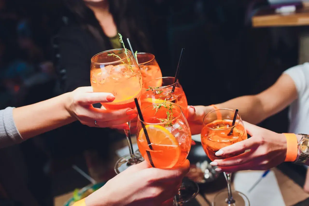 Najlepsze przepisy na spritzer drink: orzeźwiające napoje na lato