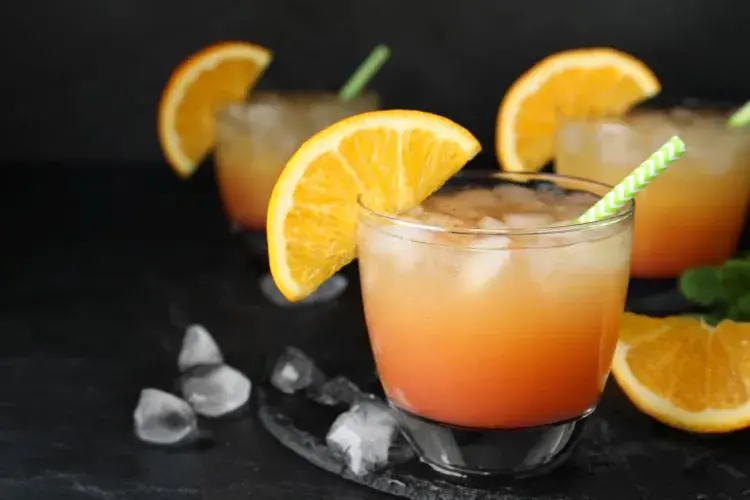 Pyszne drinki z sokiem malinowym i pomarańczowym, które musisz spróbować