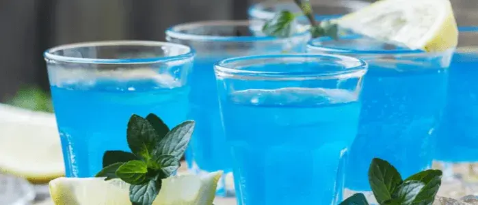 Najlepsze drinki z blue kurakao, które zaskoczą Twoich gości