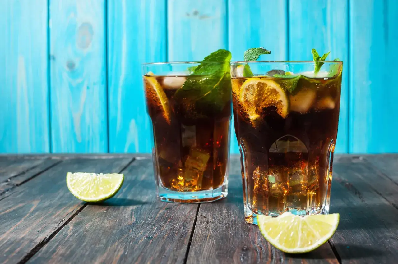 Czarny rum drink: najlepsze przepisy na pyszne koktajle z rumem