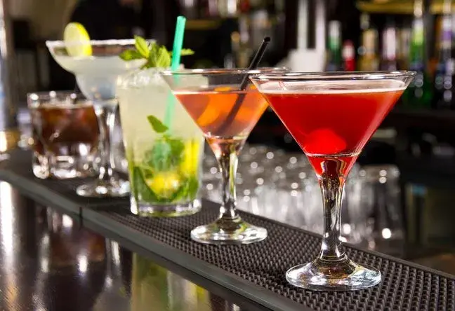 Ile kalorii mają drinki? Sprawdź, co warto wiedzieć o ich kaloryczności