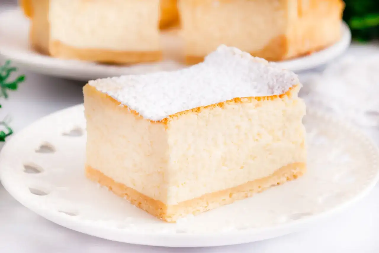 Sernik z serka mascarpone, puszysty i delikatny, posypany cukrem pudrem. Prawdziwe niebo w gębie!