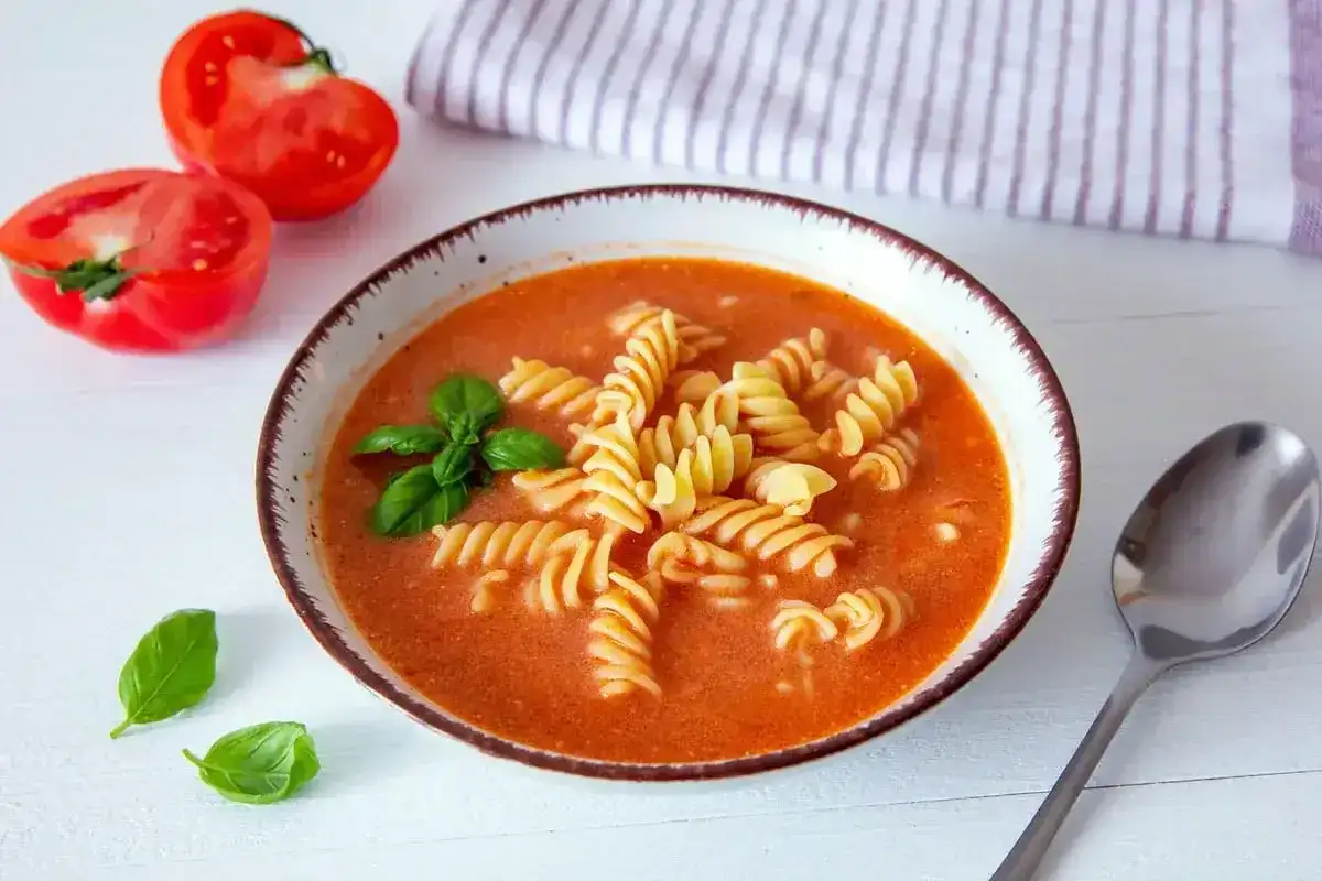 Aksamitna zupa pomidorowa z makaronem fusilli i bazylią. Idealne jakie przyprawy do zupy pomidorowej? Bazylia i czosnek!