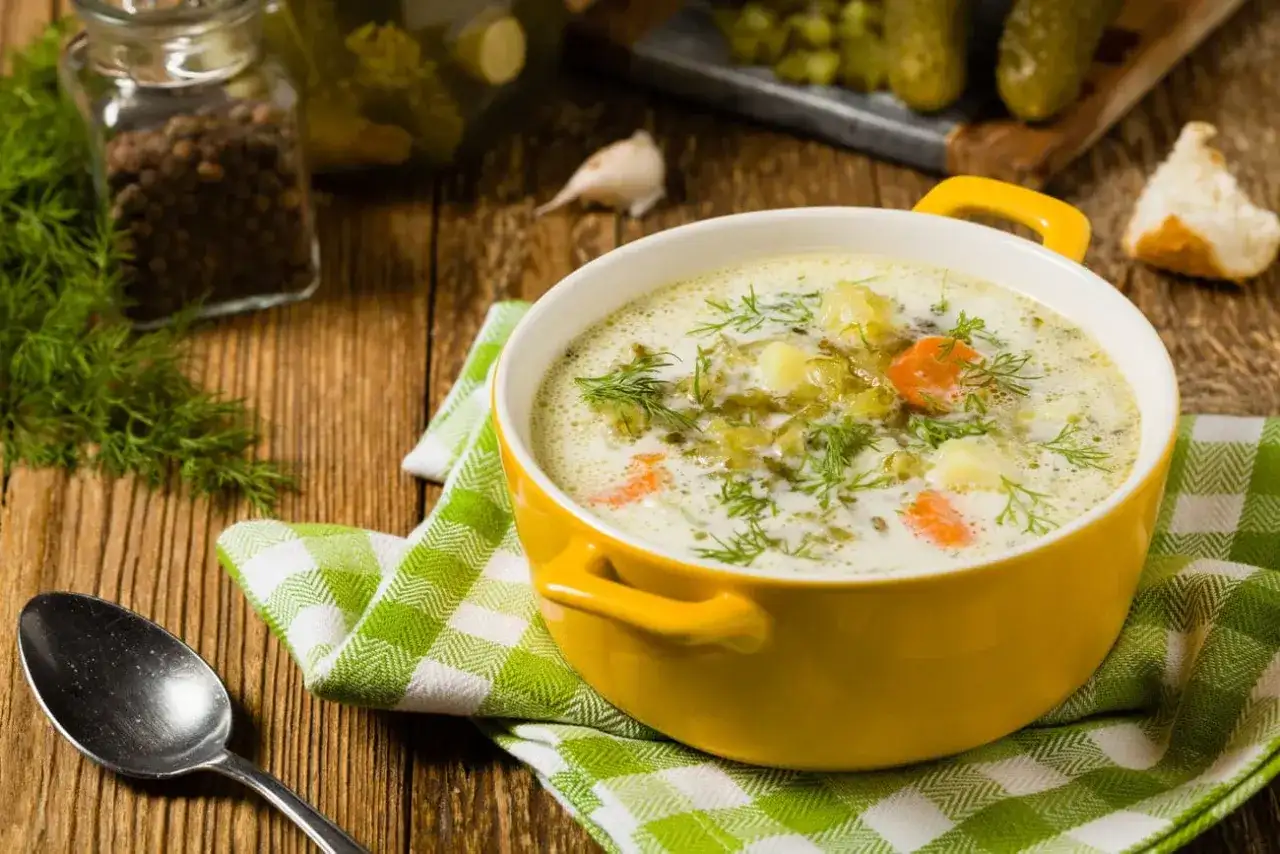Zupa ogórkowa z koperkiem, ziemniakami i marchewką. Idealne jakie przyprawy do zupy ogórkowej? Koperek, pieprz, czosnek.