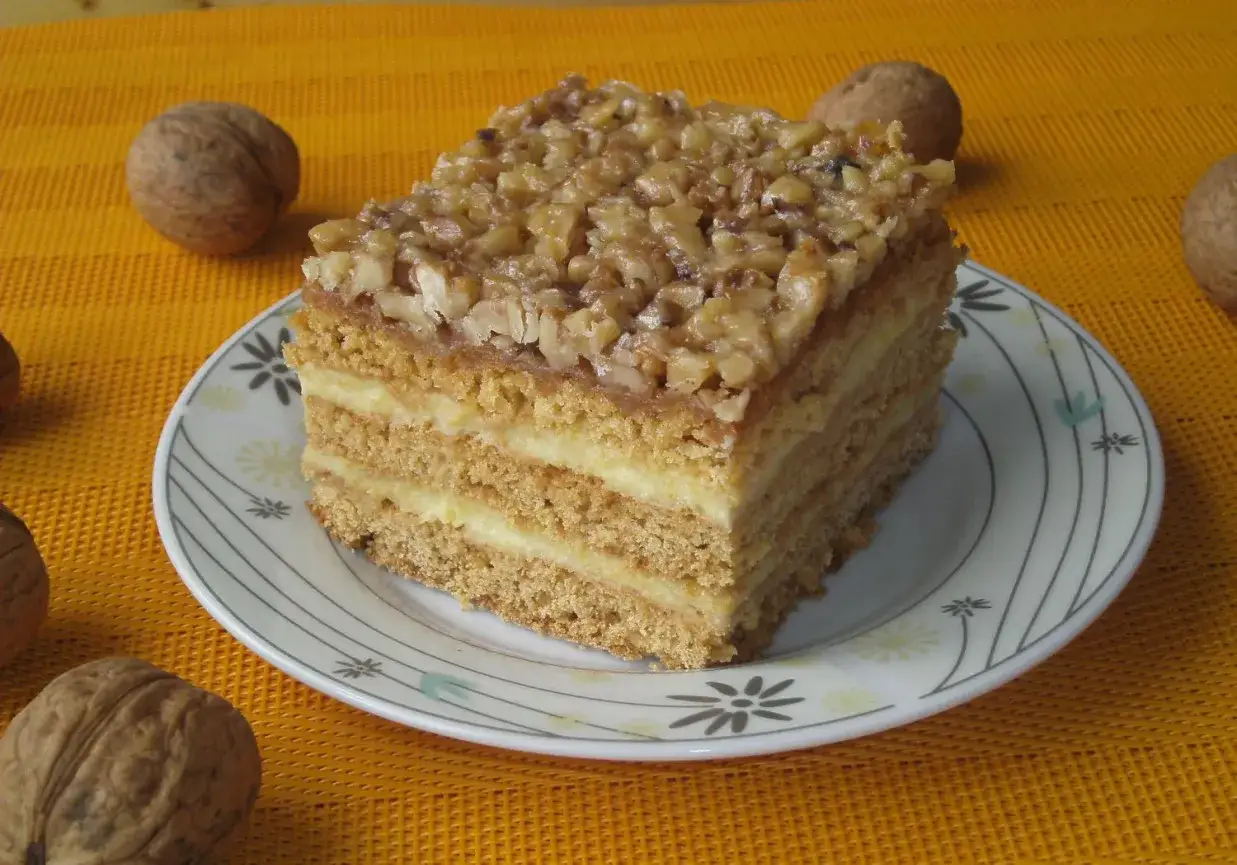 Miodownik stary przepis: pyszne ciasto miodowe z kremem i orzechami, jak u babci.