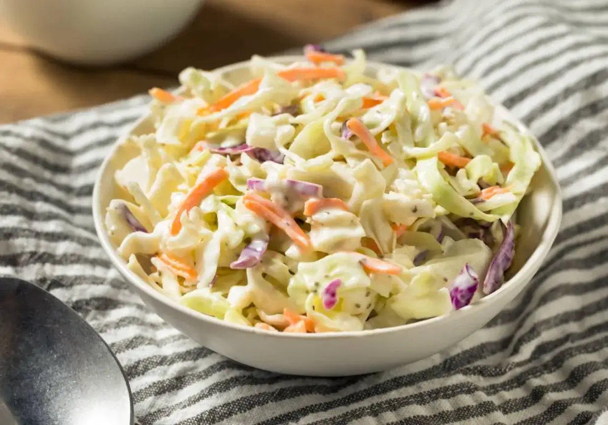 Zdjęcie Jak zrobić sałatkę coleslaw, która zaskoczy Twoich gości smakiem