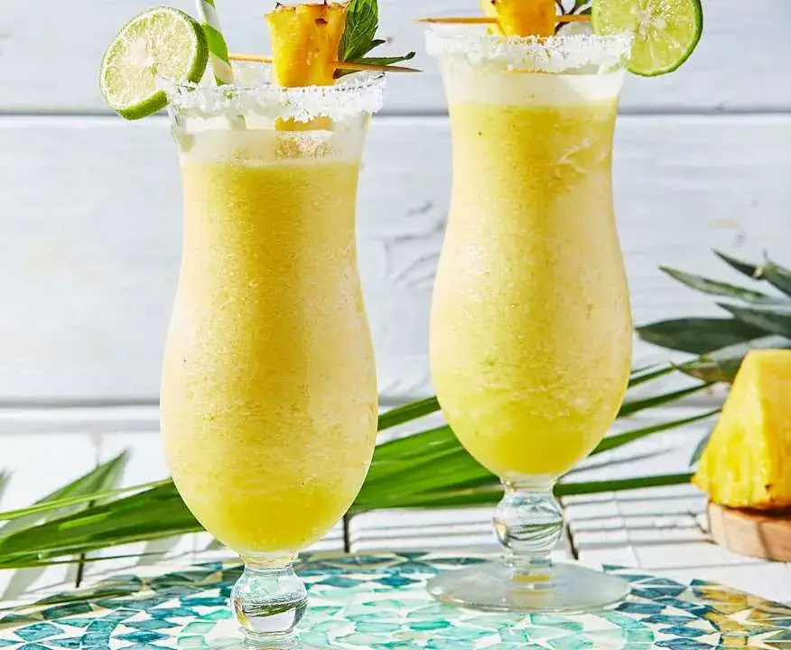 Zdjęcie Pyszny drink z ananasem: orzeźwiający koktajl na każdą okazję
