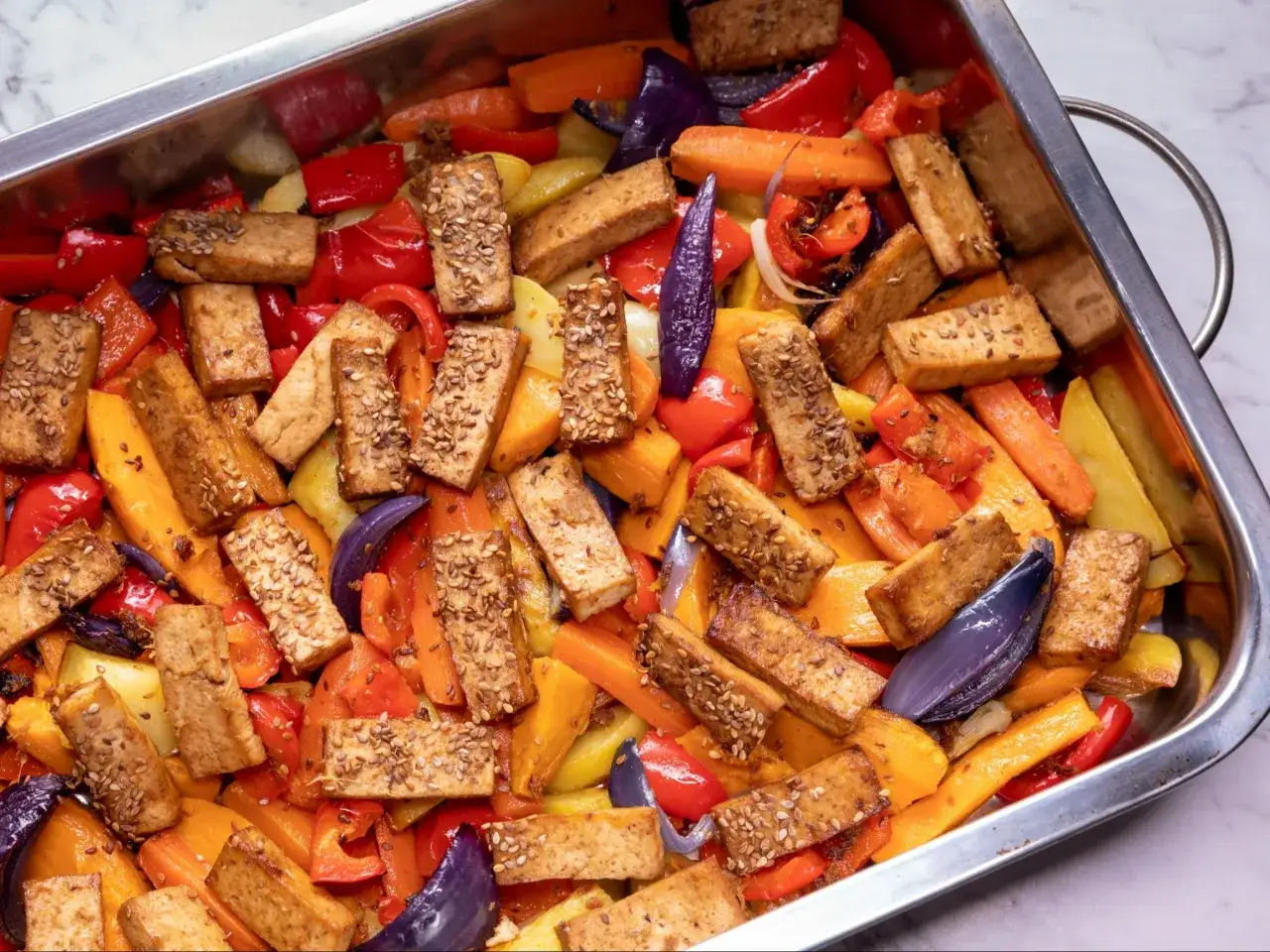 Pieczone warzywa z sezamowym tofu. Prosty i pyszny przepis na zdrowe danie.