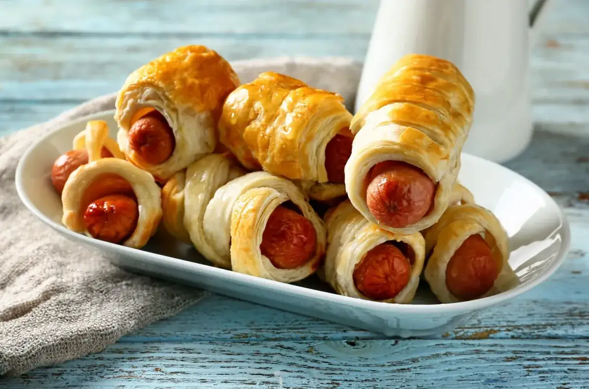 Parówki w cieście francuskim, idealne na przekąskę. Oto 10 sposobów na parówki w cieście francuskim, które zachwycą każdego!
