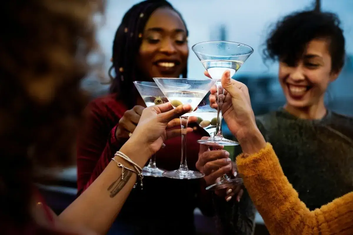 Zdjęcie Manhattan drink: Odkryj sekrety idealnego koktajlu i jego historię
