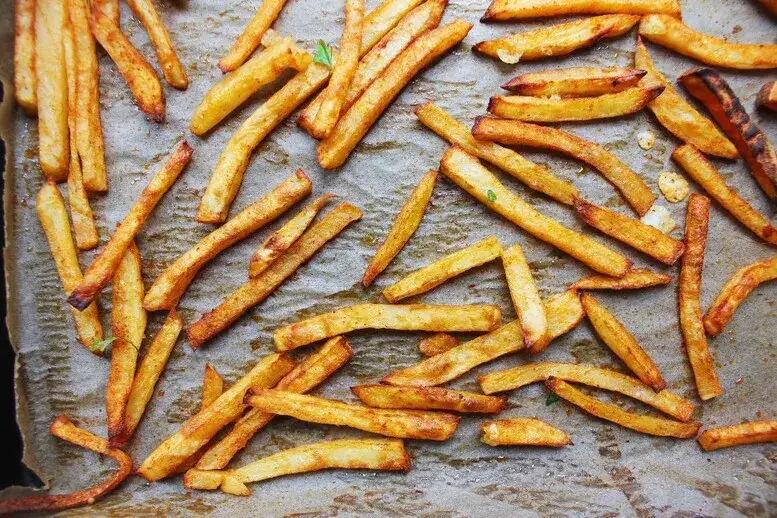 Zdjęcie Ile robią się frytki w piekarniku? Sprawdź czas pieczenia!