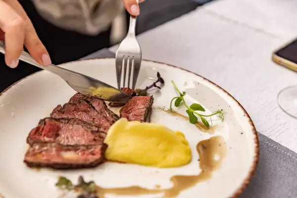 Idealnie wysmażony stek, podany z puree ziemniaczanym. Idealny przykład, jak usmażyć steka, by był soczysty i pełen smaku.