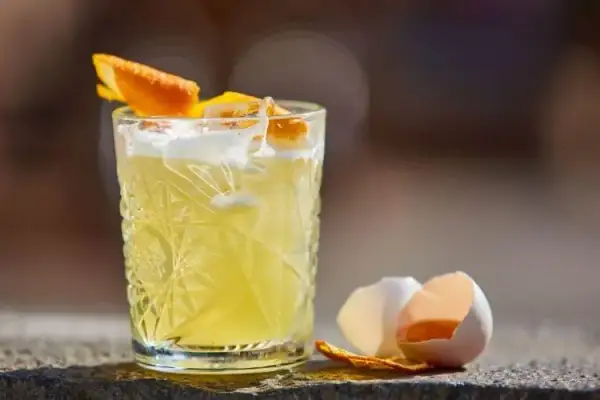 Słodko kwaśny drink – proste przepisy na orzeźwiające koktajle