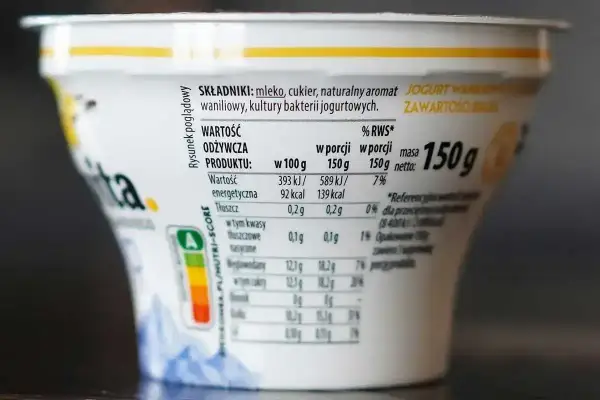 Czy skyr jest zdrowy? Opakowanie jogurtu waniliowego z informacją o wartościach odżywczych i Nutri-Score A.