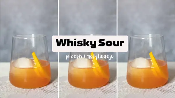 Trzy identyczne drinki Whisky Sour z lodem i plasterkiem pomarańczy.