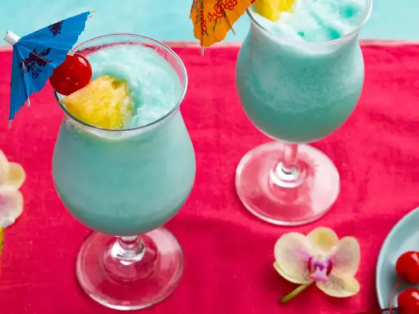 Jak przygotować idealny drink Blue Hawaiian z pysznymi składnikami