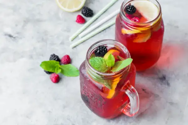Najlepsze przepisy na czerwony drink, które zaskoczą Twoich gości