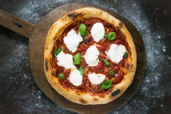 Gdzie powstała pizza? Odkryj jej nieznaną historię i pochodzenie