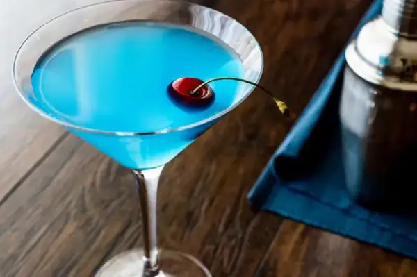 Przepis na drink Blue Moon – odkryj smak klasycznego koktajlu