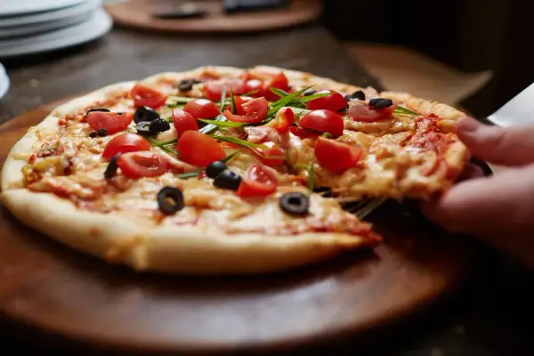 Ile kalorii mają 2 kawałki pizzy? Zaskakujące liczby, które musisz znać