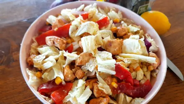 Ile kcal ma sałatka warzywna? Zaskakujące fakty o kaloriach