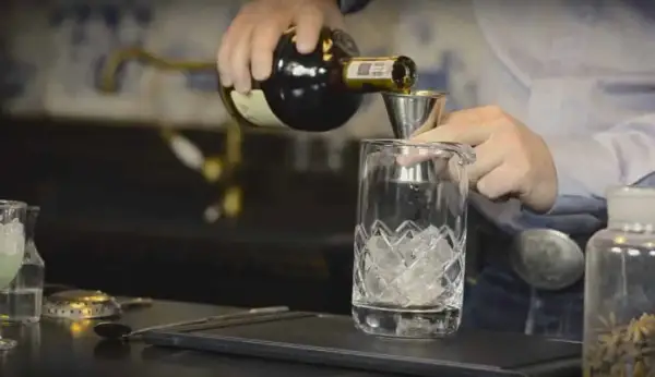 Jak przygotować idealny drink sazerac – przepis i historia koktajlu