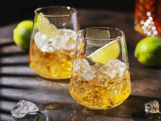 Dwa drinki z lodem i limonką, idealne na upalny dzień w Barcelo.